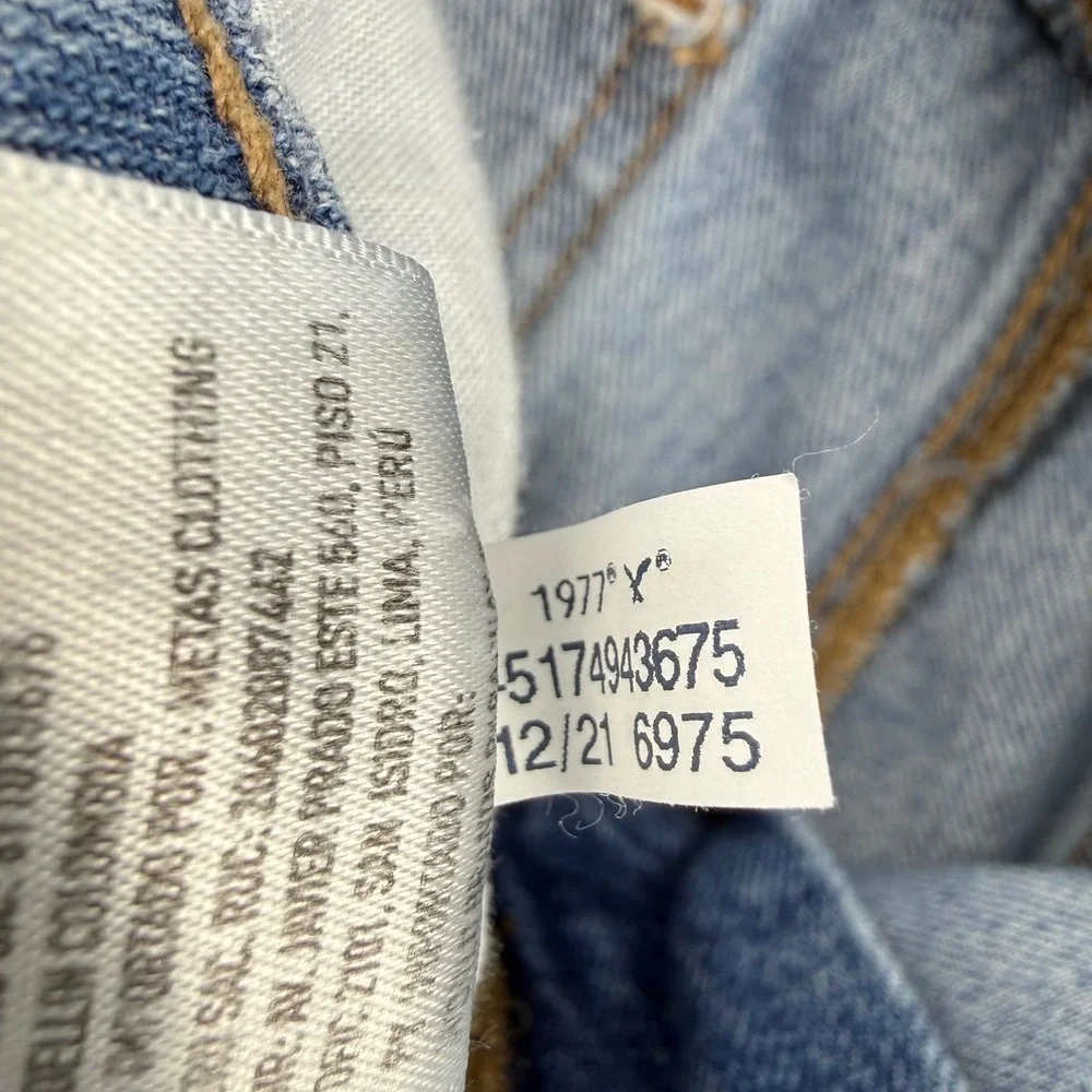 American Eagle Mom Short Distressed Denim Light Wash Size 10 High Rise Frayed - Picture 5 of 14